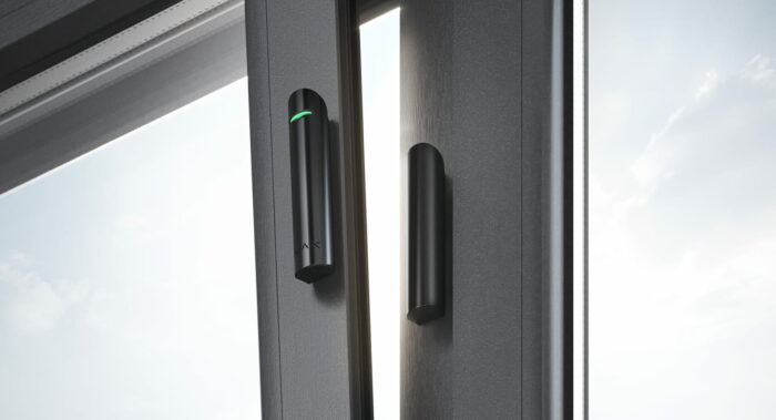 Détecteur d'ouverture sans fil DoorProtect pour portes et fenêtres, compatible avec les surfaces métalliques.